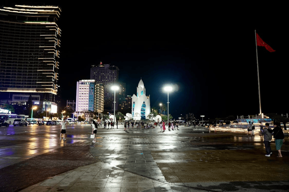 The square is a popular hangout spot for the people of Nha Trang, especially for flying kites every afternoon